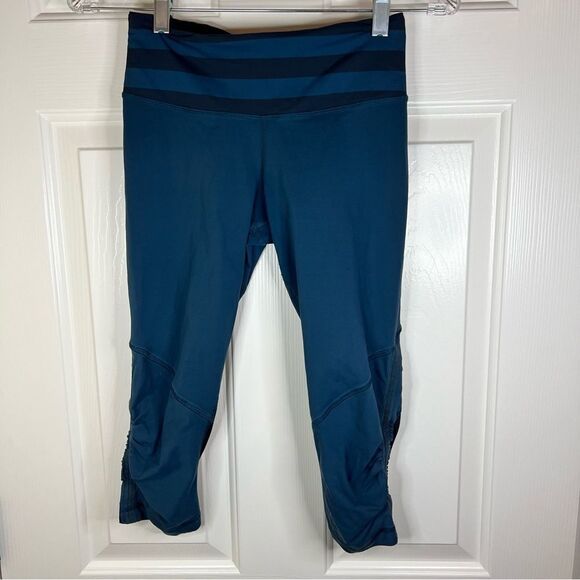 Lululemon‎ Cropped Leggings with Ruched Bottoms Size 4 Pocket in Back Stretch - Picture 1 of 7